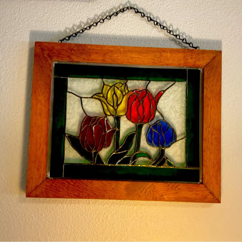 12.5"x 16" HAND CRAFTED STAINED GLASS WALL HANGING. EX COND. CHAIN TO HANG.🌷